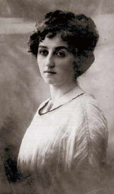 Вида Ружић, „једна од најлепших девојака Београда”, годину дана пре но што ће (10. новембра 1921) постати Црњански